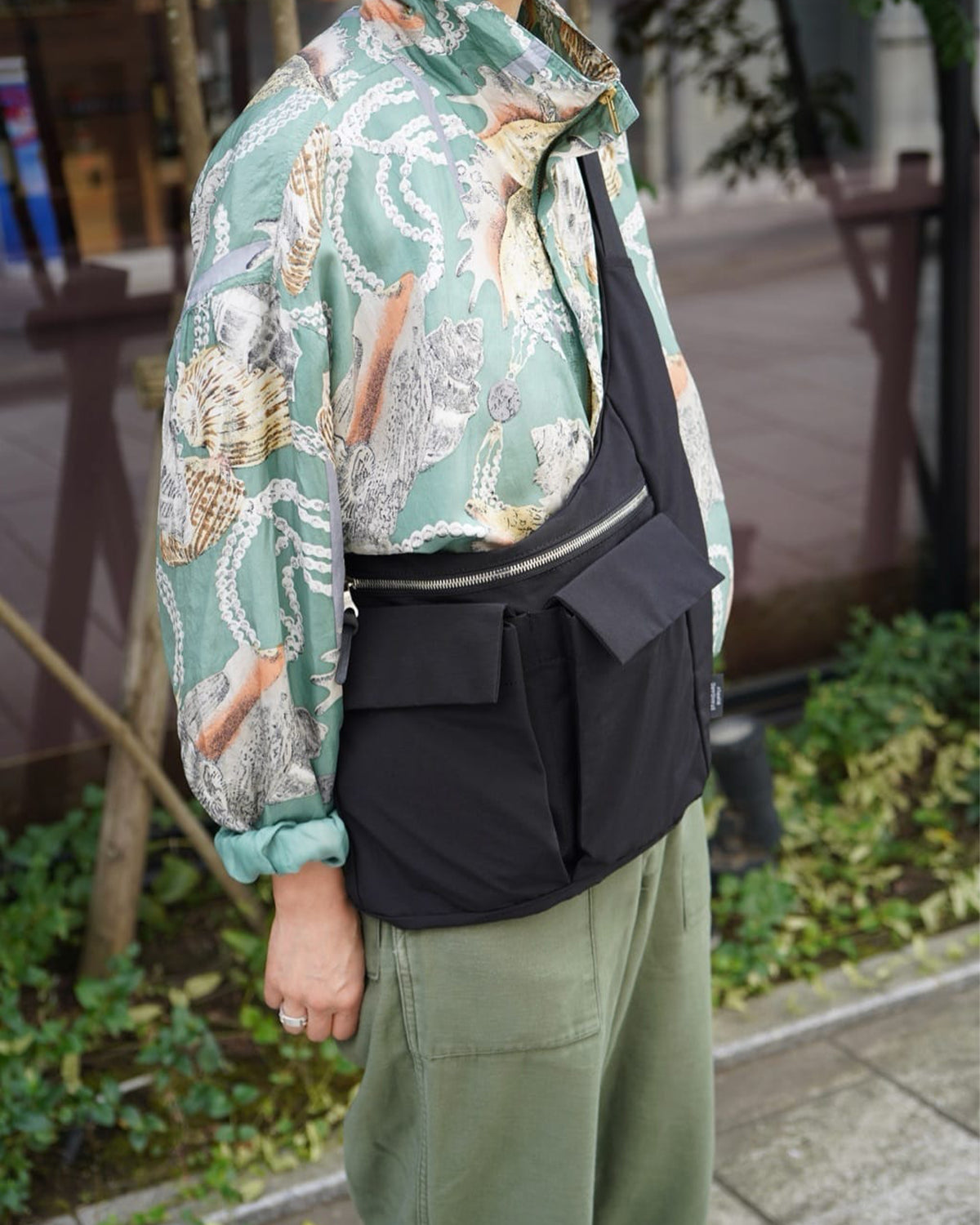 Simplicity Along Shoulder - Black