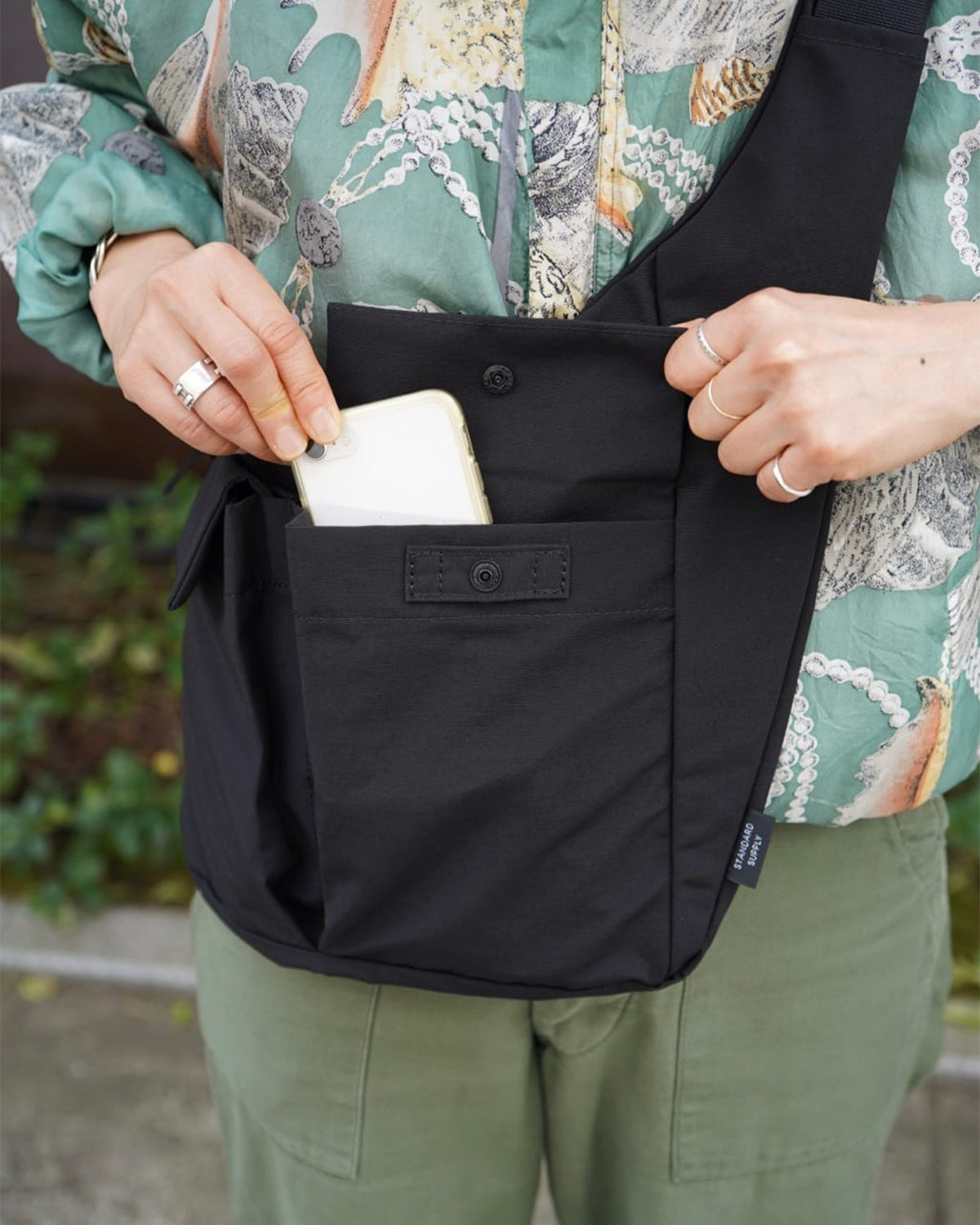 Simplicity Along Shoulder - Black